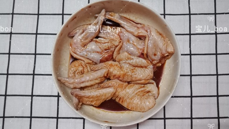 糯米酿鸡翅,抓均匀,腌制一个小时左右