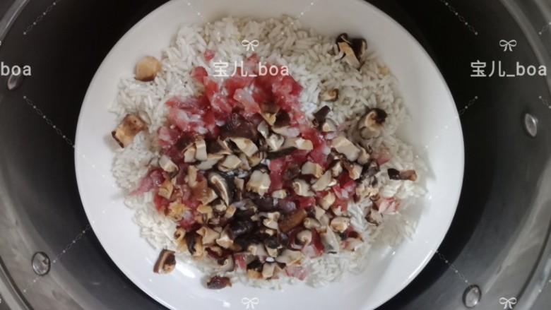 糯米酿鸡翅,放锅里蒸熟,大概要30分钟左右,看到糯米变透明就可以了,也可以放高压锅里蒸,时间比较快