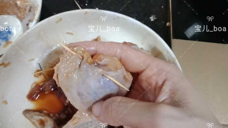 糯米酿鸡翅,用牙签固定好