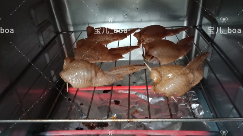 糯米酿鸡翅,放在烤箱中层的烤架上,,烤箱底下放张锡纸防油滴下弄脏烤箱。上下火200度烤20分钟