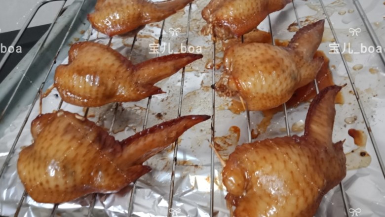 糯米酿鸡翅,拿出来刷上蜂蜜,再放烤箱烤5分钟