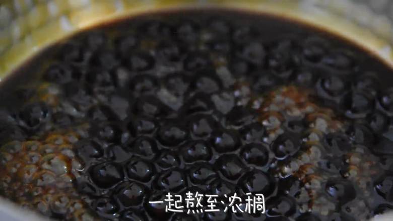 不用外出排队,在家也能搞定“网红脏脏茶”,一起熬至浓稠。