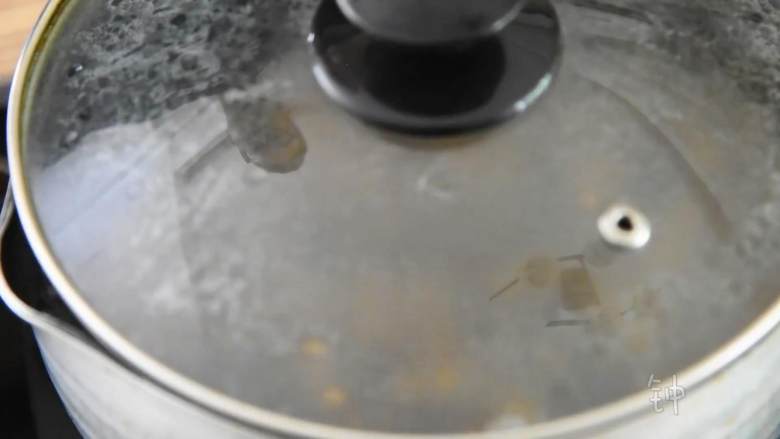 不用外出排队,在家也能搞定“网红脏脏茶”,煮至珍珠浮起加盖再煮约25分钟。