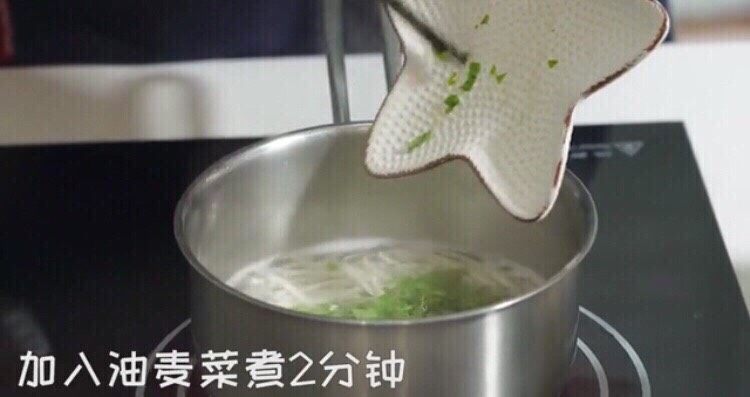 三文鱼厚蛋烧,加入油麦菜煮2分钟