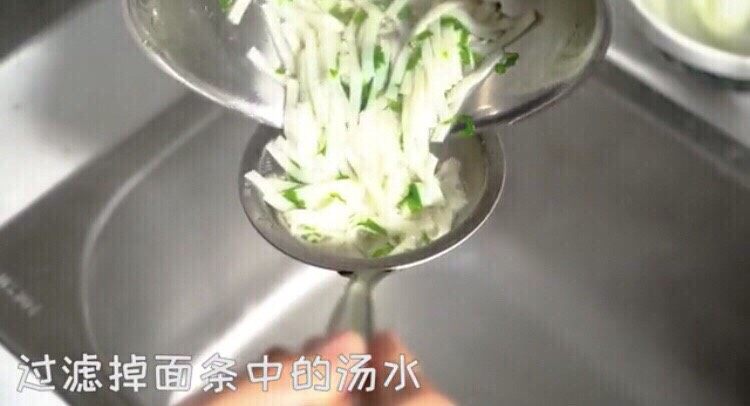 三文鱼厚蛋烧,过滤掉面条的汤水