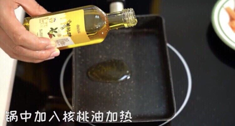 三文鱼厚蛋烧,锅中加入核桃油加热