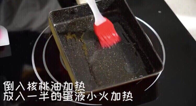 三文鱼厚蛋烧,倒入核桃油加热,倒入一半的蛋液小火加热