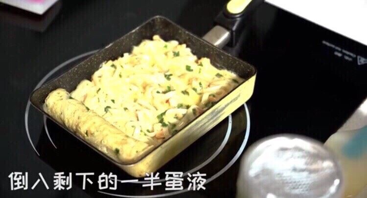三文鱼厚蛋烧,凝固后用锅铲子卷起来,再倒入剩下的蛋液