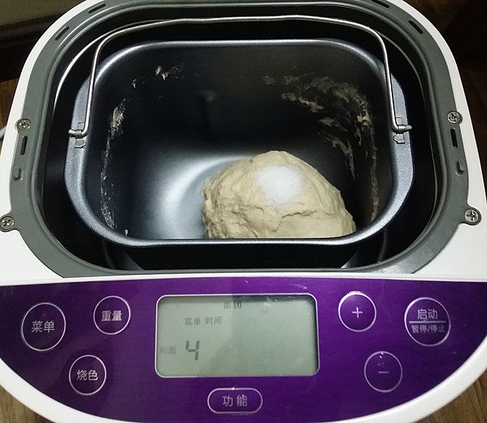 呆萌小兔子面包,稍稍揉匀后,再放入食盐继续