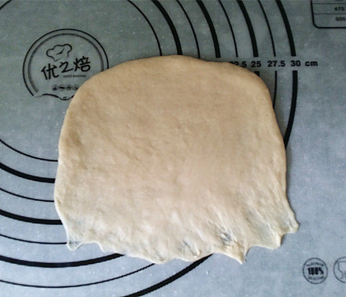 呆萌小兔子面包,取一份面团,用擀面杖擀成长方形