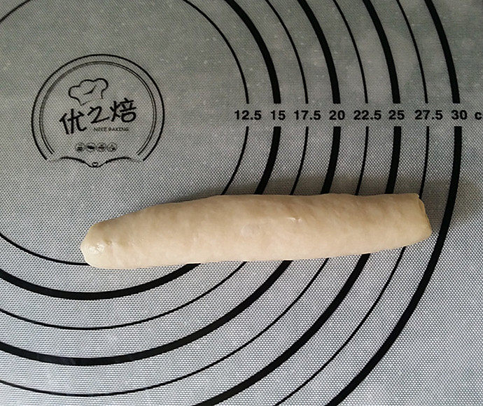 呆萌小兔子面包,自上向下卷起,并捏紧收口