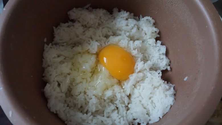 黄金虾仁炒饭,煮好的米饭炒散,加入一个鸡蛋