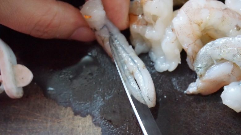 黄金虾仁炒饭,<a style='color:red;display:inline-block;' href='/shicai/ 287'>虾仁</a>洗净后用小刀去除虾线