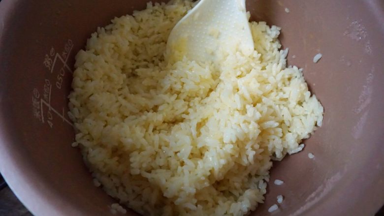 黄金虾仁炒饭,然后将鸡蛋和米饭用勺子搅拌均匀