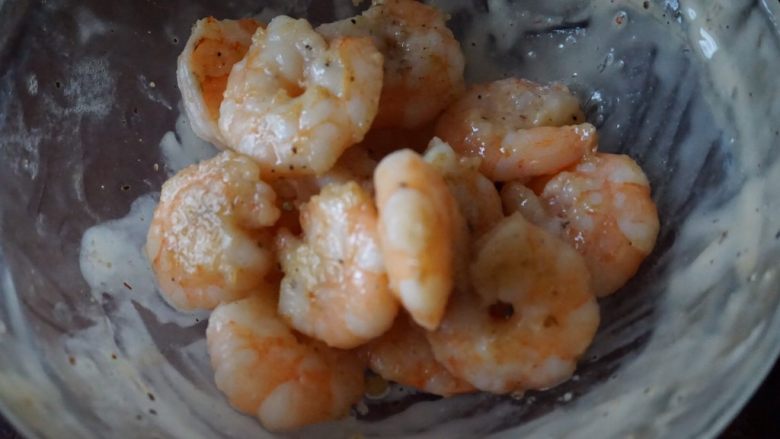 黄金虾仁炒饭,锅里热油后放入虾仁煎香,煎6成熟就可以捞起备用