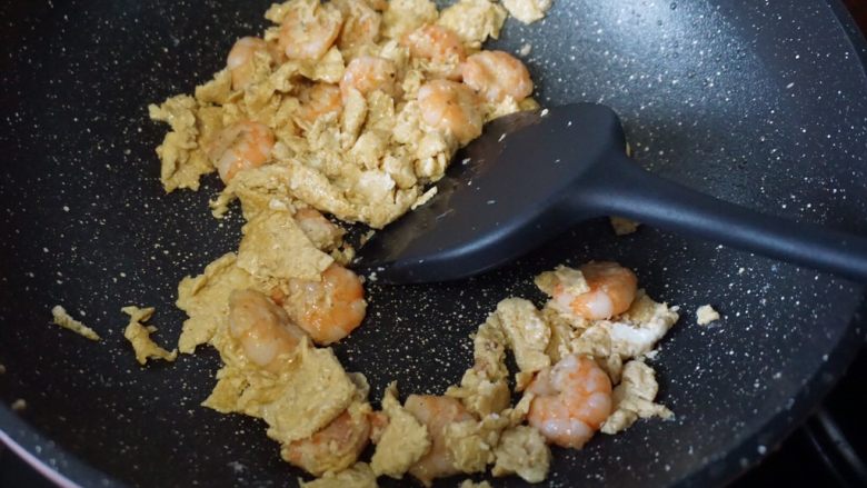 黄金虾仁炒饭,炒散,翻炒均匀后捞起备用
