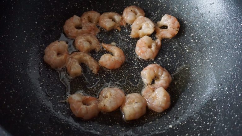黄金虾仁炒饭,锅里热油后放入虾仁煎香,煎6成熟就可以捞起备用