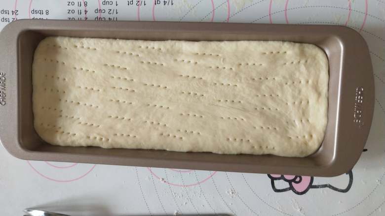 沙茶鸡丁披萨,用叉子在饼底上均匀的叉一些小孔