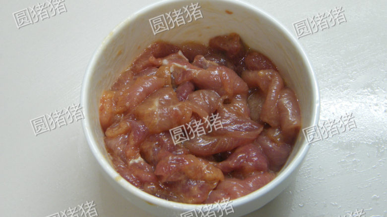 白菜猪肉炒木耳——如何炒瘦肉不老不柴,将猪瘦肉用腌肉调料搅拌均匀,分次加入约1-2大匙的清水每次搅拌至看不到水份为此。放至腌制10分钟。