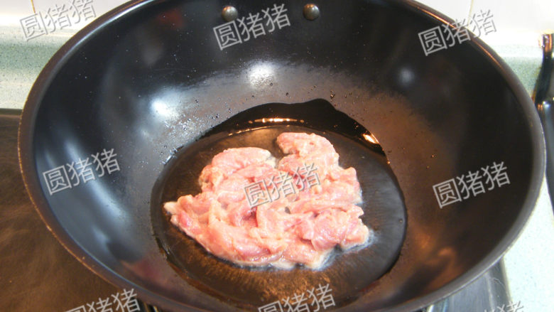 白菜猪肉炒木耳——如何炒瘦肉不老不柴,锅内放入约2大匙油,烧至4成热放入猪瘦肉,用筷子划开。