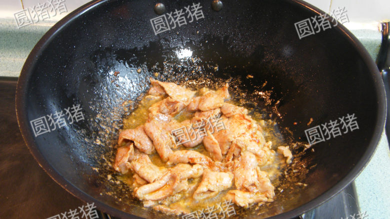 白菜猪肉炒木耳——如何炒瘦肉不老不柴,炒至猪瘦肉8成熟时,加入<a style='color:red;display:inline-block;' href='/shicai/ 46600'>红油辣椒酱</a>或辣椒粉炒出香味,连肉及油盛出备用。
