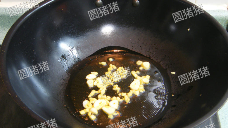 白菜猪肉炒木耳——如何炒瘦肉不老不柴,洗净锅子,再放少许油,冷油放入蒜蓉及蒜片炒出香味。