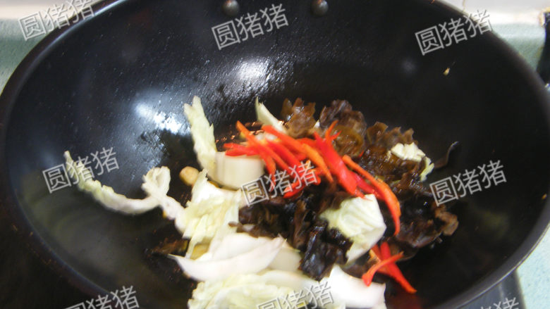 白菜猪肉炒木耳——如何炒瘦肉不老不柴,放入细木耳,白菜杆及红椒丝,翻炒至菜杆变软身。