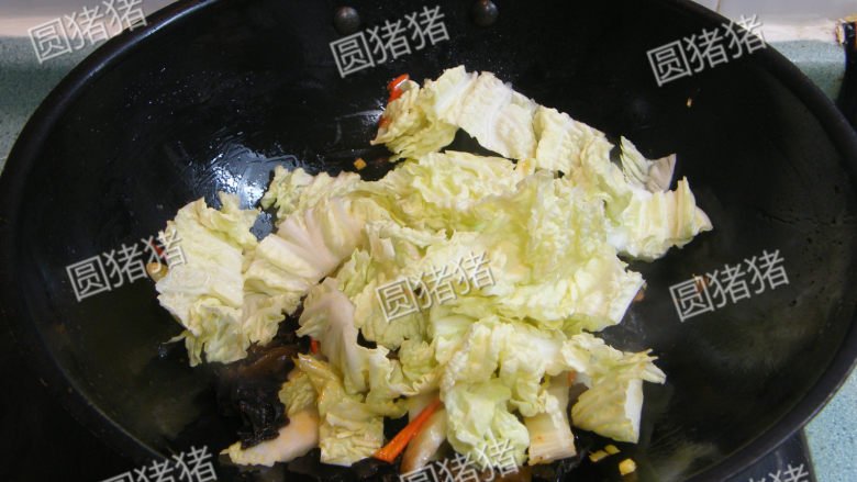 白菜猪肉炒木耳——如何炒瘦肉不老不柴,最后再加入白菜叶,盐及<a style='color:red;display:inline-block;' href='/shicai/ 756'>鸡精</a>,砂糖。