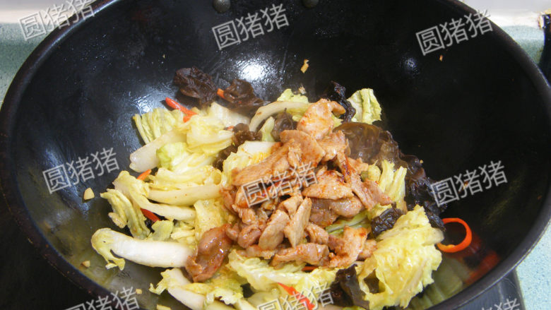 白菜猪肉炒木耳——如何炒瘦肉不老不柴,炒至白菜叶变软时,加入炒好的肉片及油。