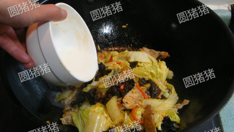 白菜猪肉炒木耳——如何炒瘦肉不老不柴,翻炒均匀后,加入水淀粉勾薄芡。