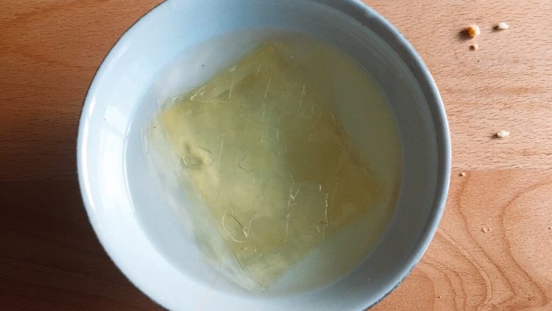 6寸蓝莓慕斯蛋糕,吉利丁片用剪刀剪短,放入净水中,冰箱冷藏几分钟。