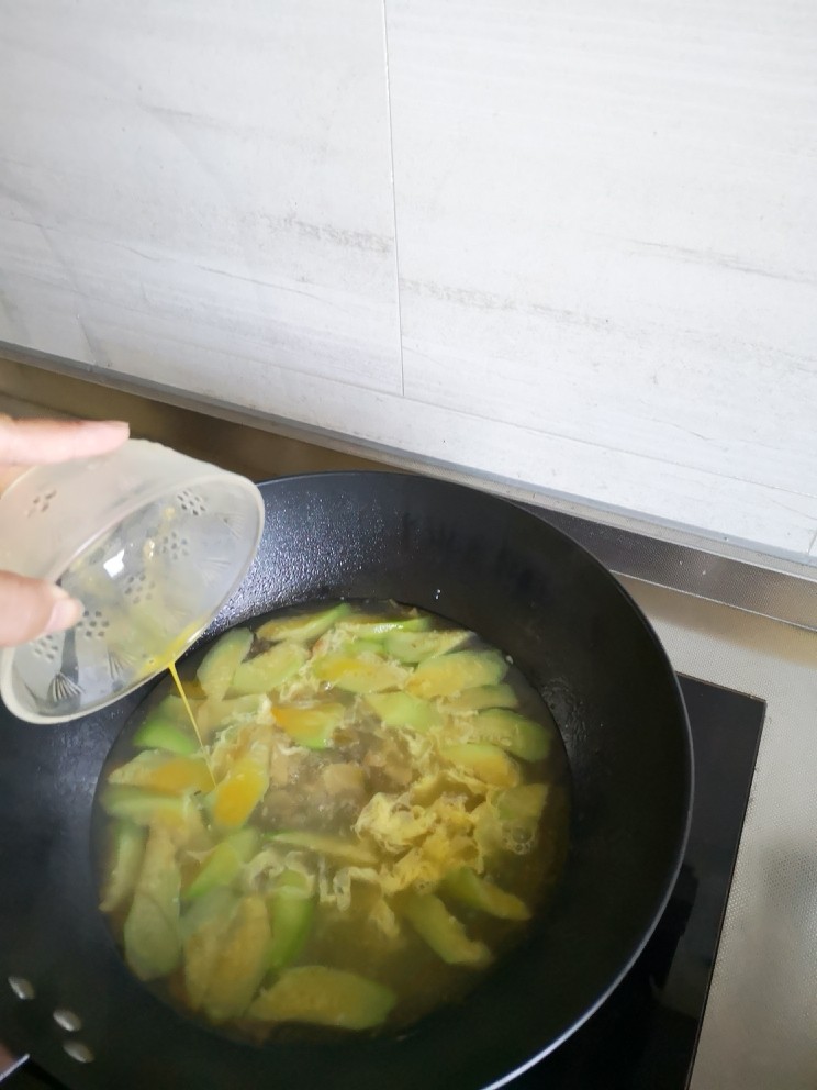 丝瓜蛋汤泡油条,自动形成蛋花