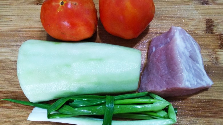番茄黄瓜肉片汤,食材如上图(<a style='color:red;display:inline-block;' href='/shicai/ 54'>黄瓜</a>去皮去籽了)