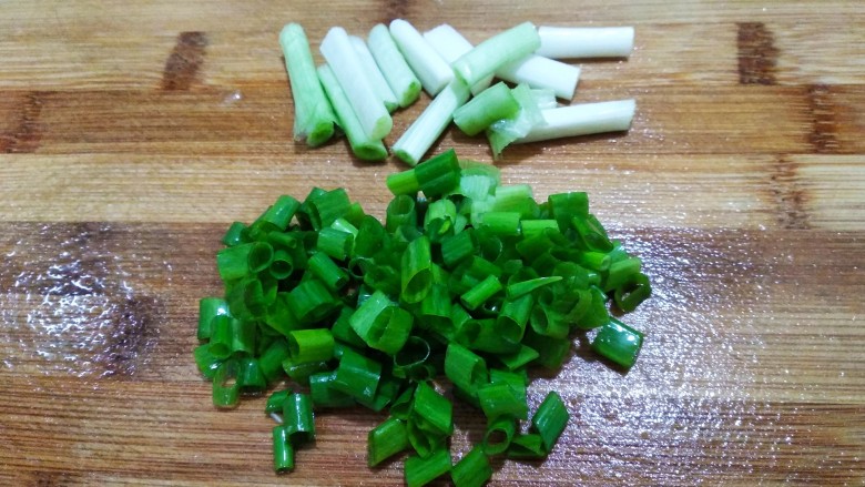 番茄黄瓜肉片汤,<a style='color:red;display:inline-block;' href='/shicai/ 157'>小葱</a>葱白葱叶,分开切好,如上图。