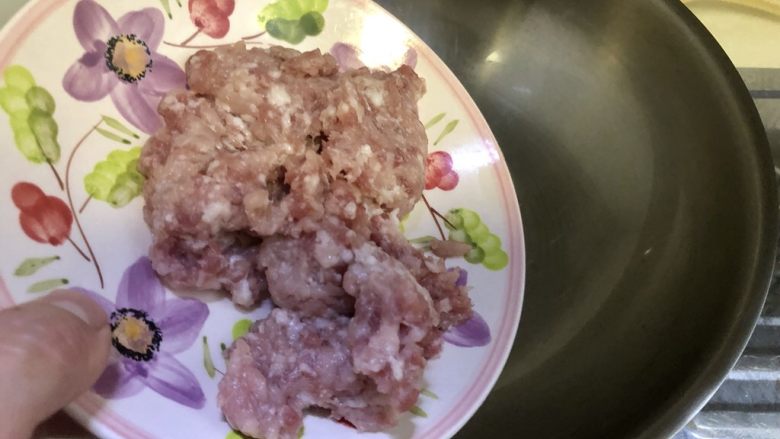 夏日惹味小菜系列➕雪菜肉末炒毛豆,热锅后加适量食用油,油温热,加入肉末小火煸炒