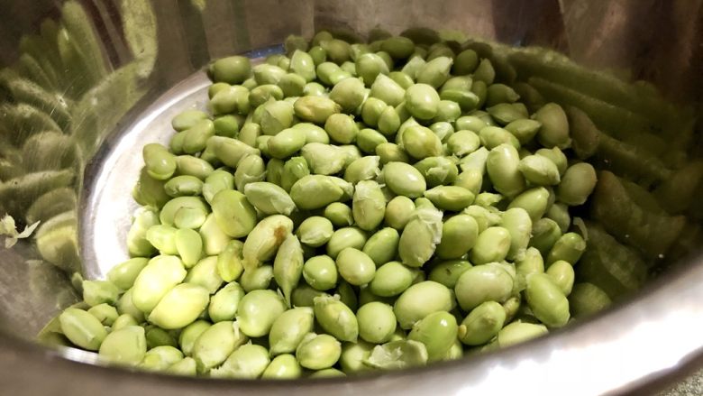 夏日惹味小菜系列➕雪菜肉末炒毛豆,毛豆米剥出来,大概200克。今天的毛豆蛮新鲜的,豆荚较硬,包裹的也紧,阿晨不喜欢留指甲,手指甲比较短,剥这点毛豆费了半小时,手都疼,😛