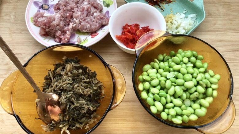 夏日惹味小菜系列➕雪菜肉末炒毛豆,全部食材准备好，准备下锅了