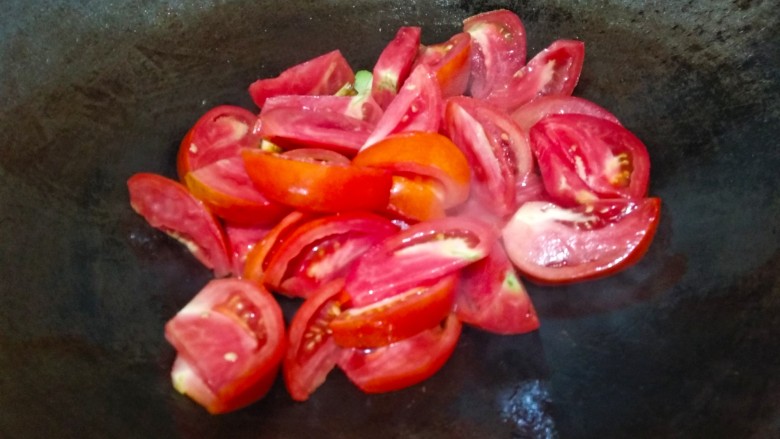 番茄黄瓜肉片汤,倒入番茄翻炒至出汁儿