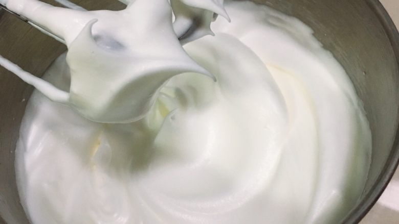 6寸方模戚风蛋糕,加入最后的15克细砂糖,继续高速搅打50圈,蛋白硬挺,出现直立的小尖峰。