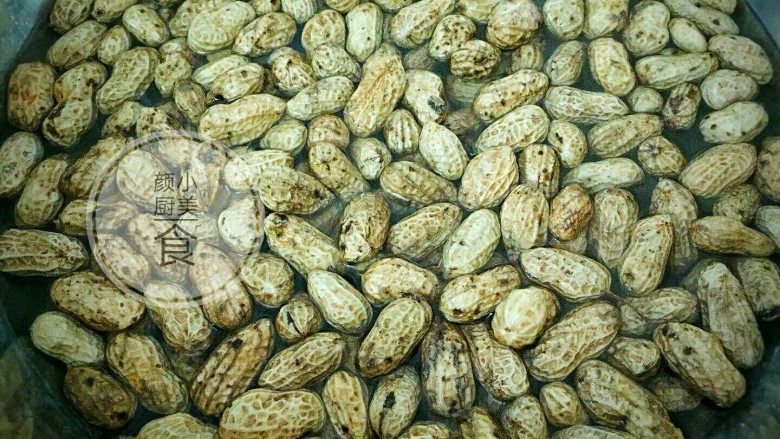 盐水花生,花生用清水反反复复的戳洗,洗掉花生壳上的泥巴,有人说用面粉洗花生会比较干净,其实用清水反复多洗几次就很干净了。