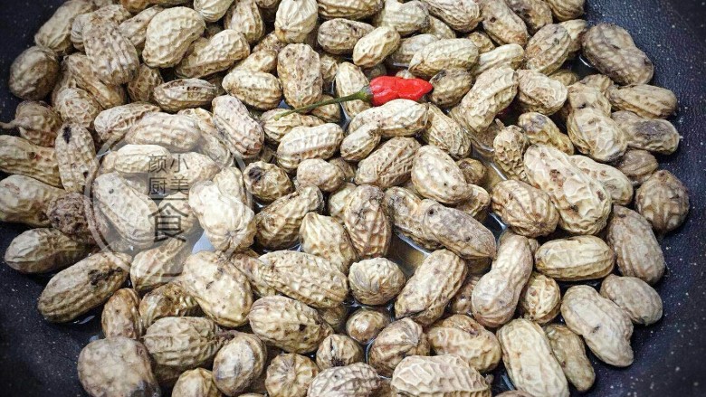 盐水花生,关火加盖浸泡20分钟,这样会比较入味。