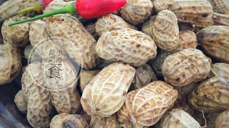 盐水花生,浸泡好了捞起来滴干水分即可享用,夏天配啤酒,当零食都不错,越吃越香,根本就停不下来。