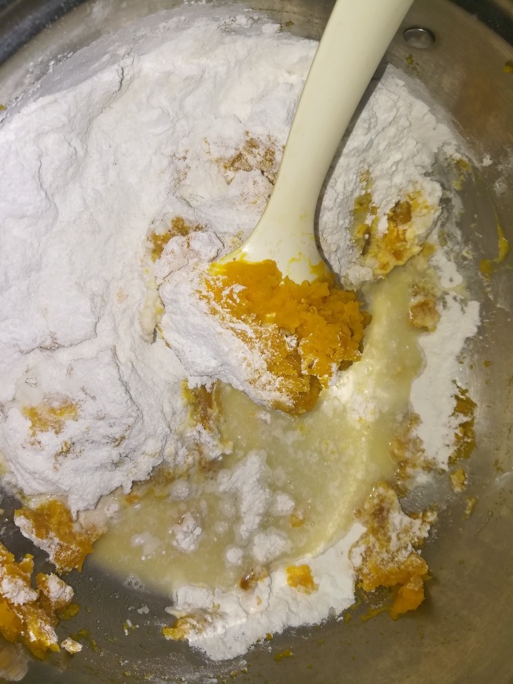 惟妙惟肖的南瓜饼,和我一起做起来,好吃不上火,南瓜泥和糯米粉和一起。
因为南瓜太干了,所以我加了120克水,不然成型不了。
这里一定不能照搬,如果觉得干了,加点水,相反,就加点粉,能成团就好了。