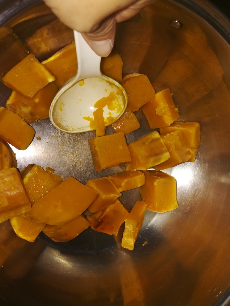 惟妙惟肖的南瓜饼,和我一起做起来,好吃不上火,南瓜捣烂,有点费神啊,需要耐心