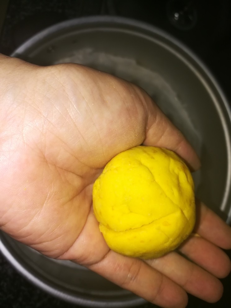 惟妙惟肖的南瓜饼,和我一起做起来,好吃不上火,用牙签压出南瓜的瓣,注意注意,要用点力气哈,不然效果出不来哦