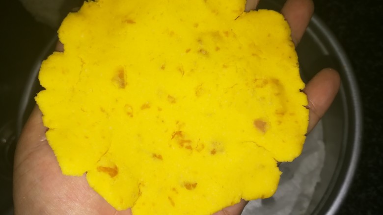 惟妙惟肖的南瓜饼,和我一起做起来,好吃不上火,摊平,尽量薄哈,这样才好吃