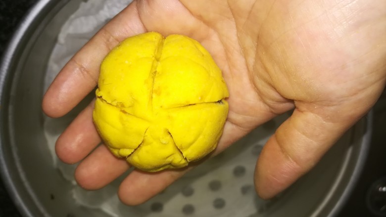 惟妙惟肖的南瓜饼,和我一起做起来,好吃不上火,看,南瓜的雏形就做出来了