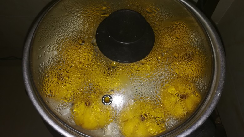惟妙惟肖的南瓜饼,和我一起做起来,好吃不上火,水开后下锅蒸,大火蒸5、6分钟即可。