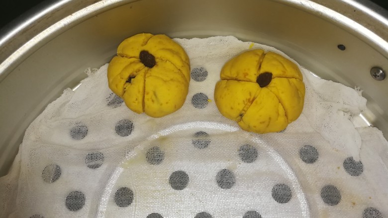 惟妙惟肖的南瓜饼,和我一起做起来,好吃不上火,做好两个放在笪子里备用