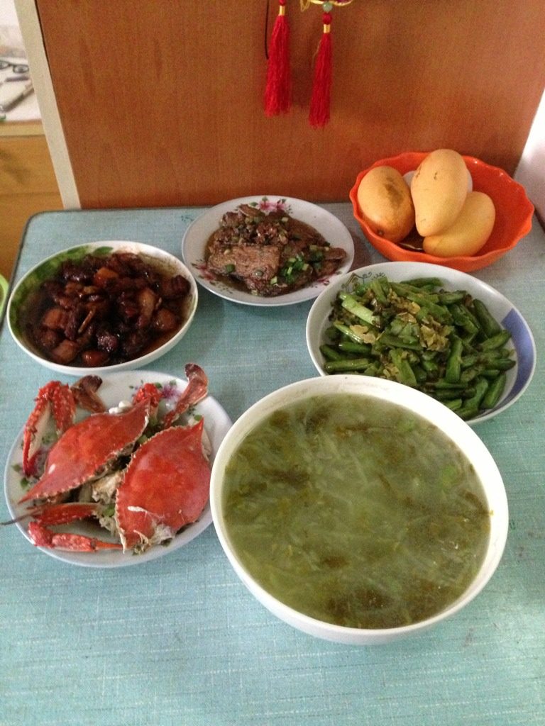 清蒸螃蟹，四季豆炒咸菜，夜开花咸菜豆瓣羹，红烧肉，红烧带鱼